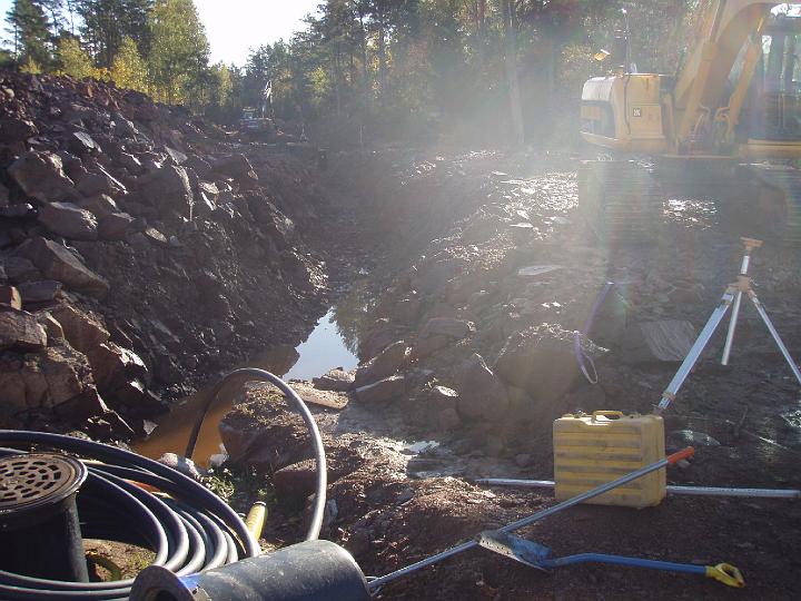 igelkottsvag soder srangn utford.JPG - diket urgrävt klart för fyllning innan avloppsrören läggs (södra delen)